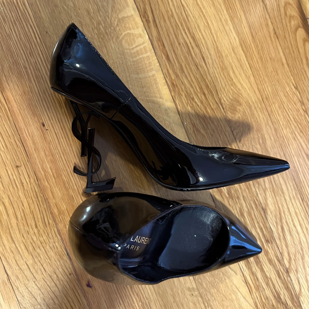 OPYUM PUMPS IN PATENT LEATHER WITH BLACK HEEL